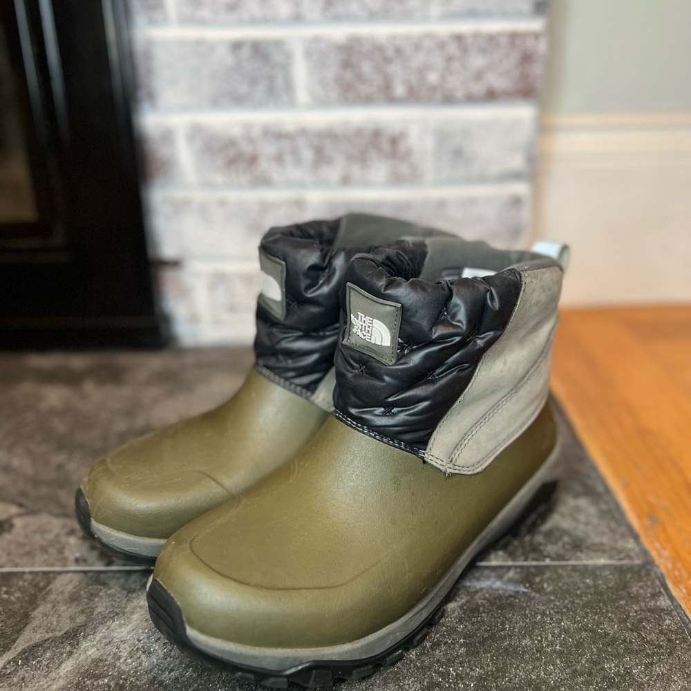 The North Face Women's Yukiona Green  Ankle Boot Size 10